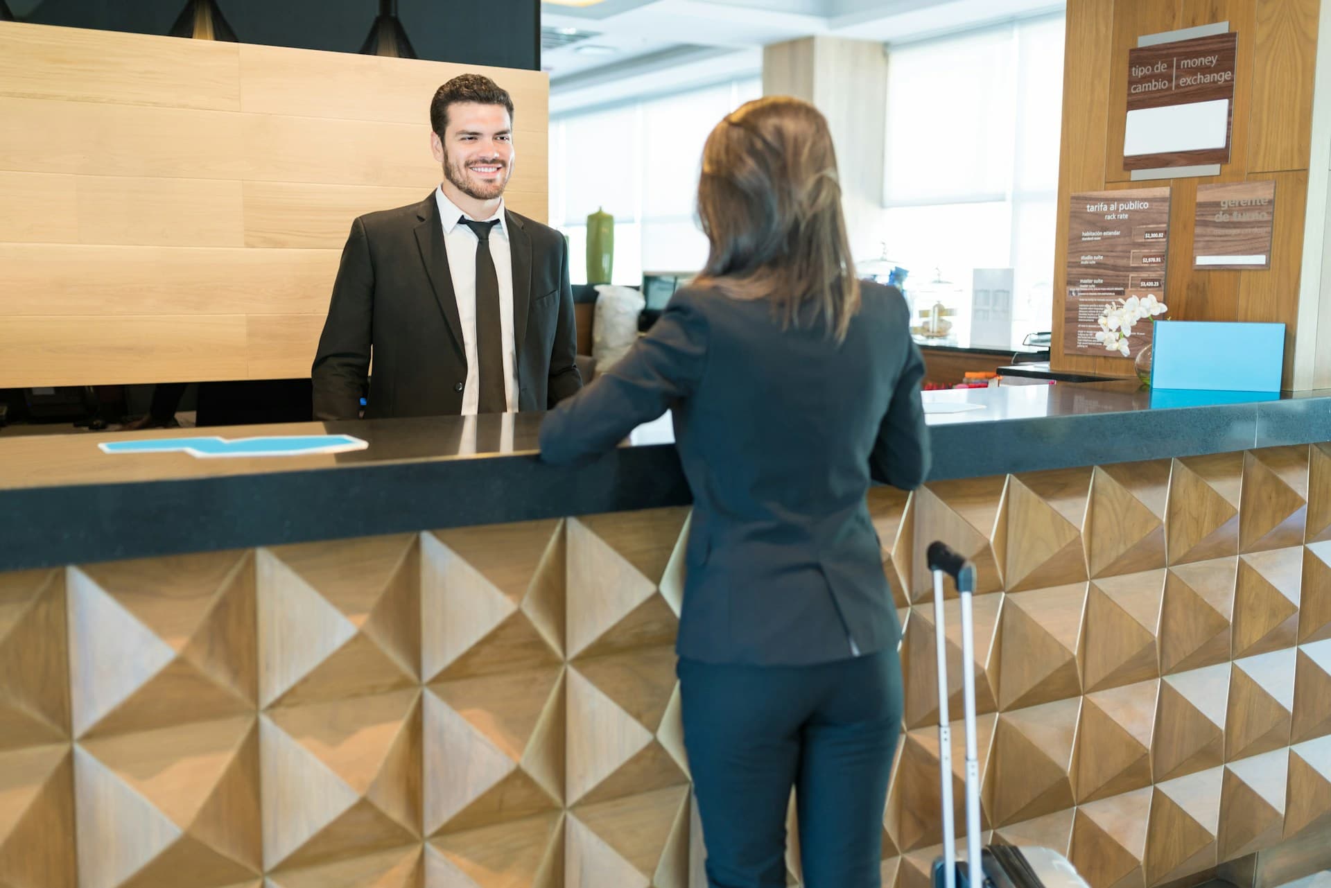 How AI Virtual Assistants Work for Swiss Hotels in Peak Weeks
